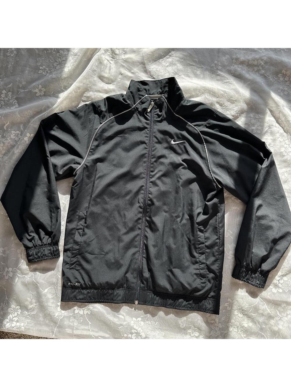 Vintage authentic y2k Nike black windbreaker jacket with white piping
